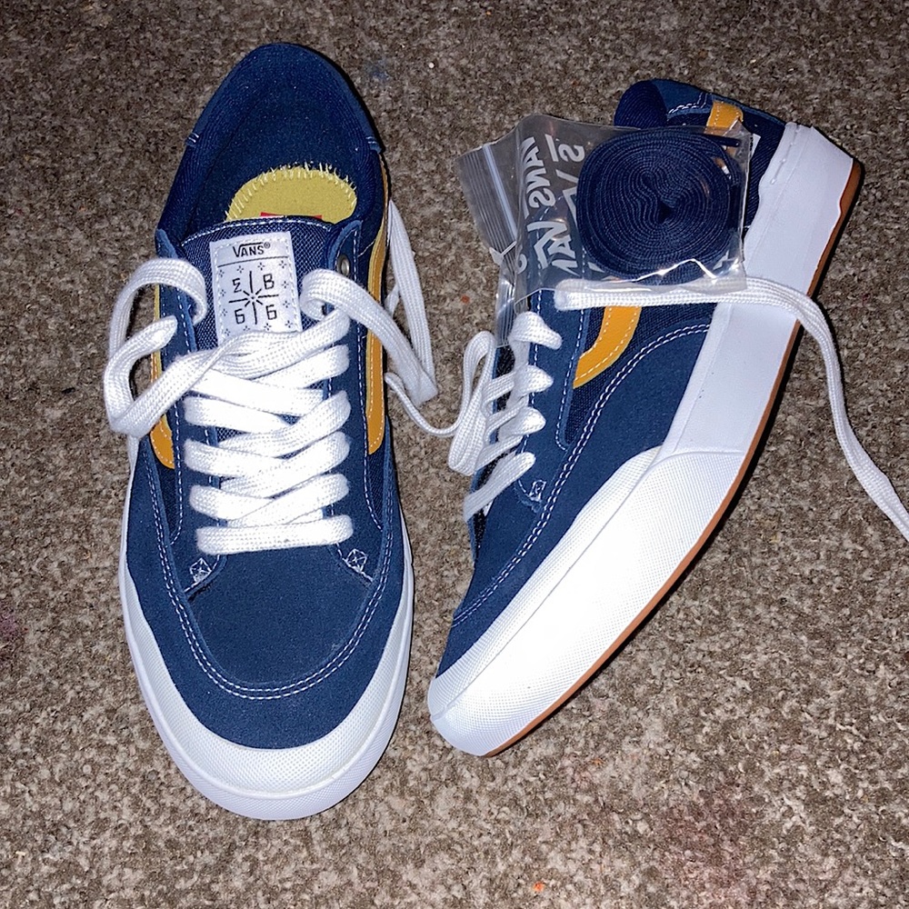 Navy/gold 8.5